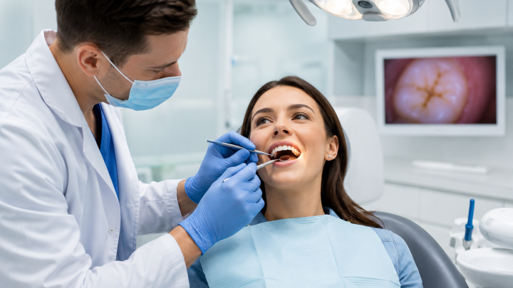 Medic stomatolog care examinează cariile dentare în cabinet